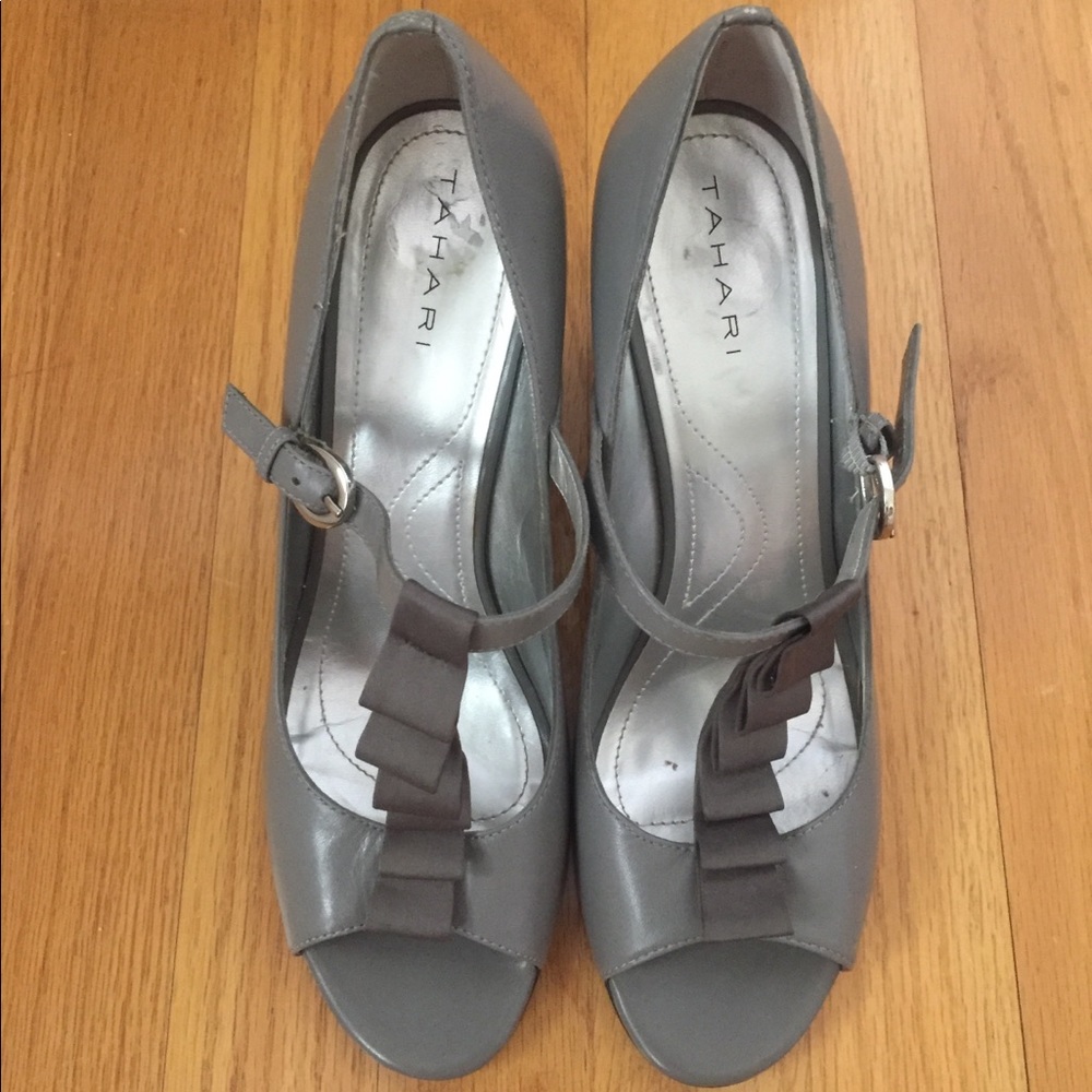 Tahari Women’s Size 9 Mary Grey Pumps
